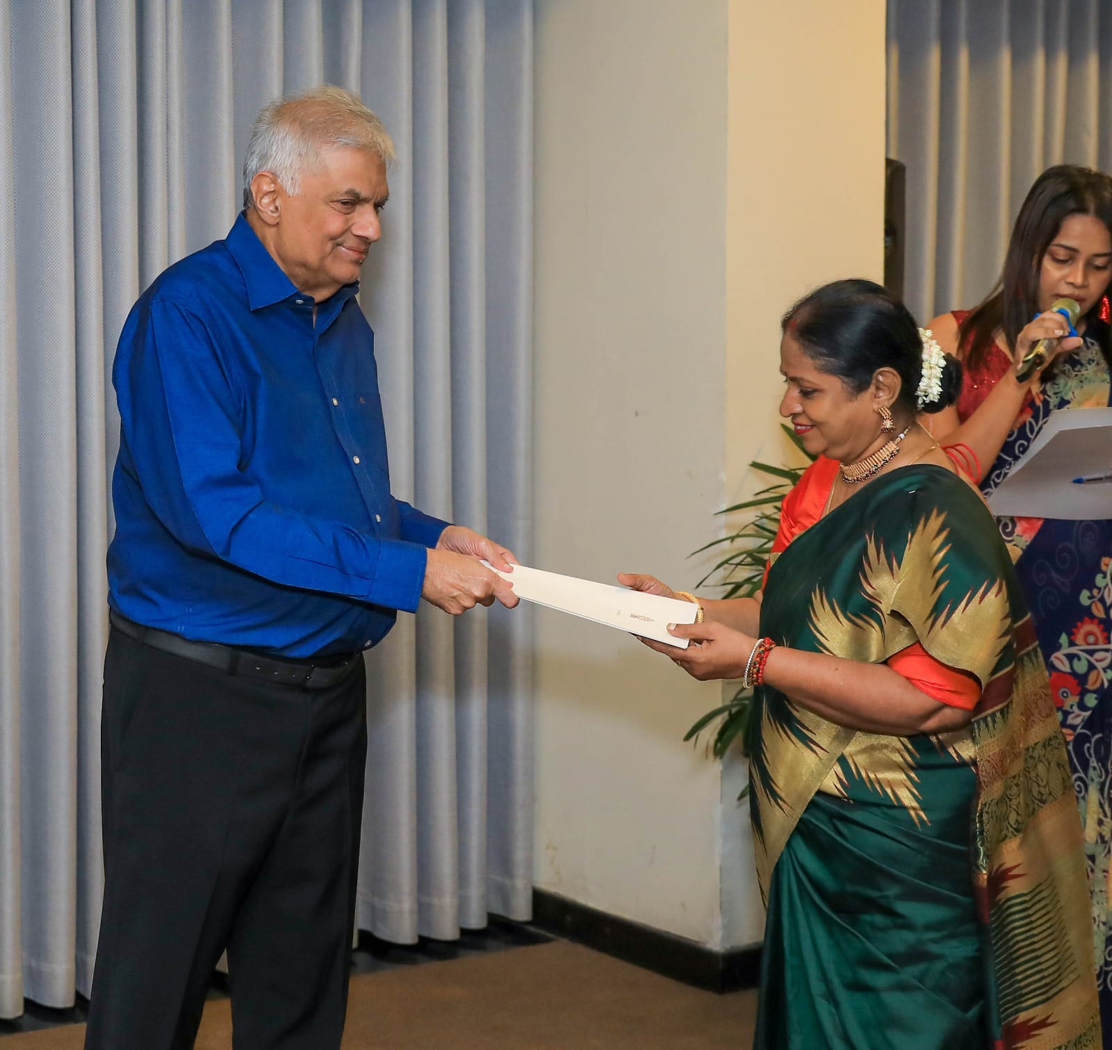 President Ranil Wickremesinghe honored the artists performed at Lankara Lanka cultural show